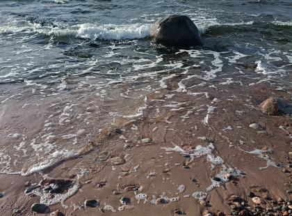 Saaristomeren aaltoja ja hiekkaranta. ©Matka-Launokorpi/Jenni Kosunen.