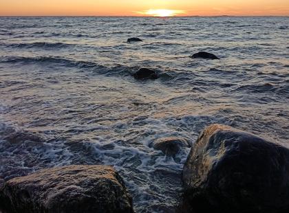 Auringonlasku meren taa. ©Matka-Launokorpi/Jenni Kosunen.