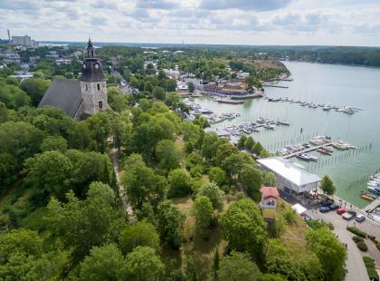 Ilmakuva Naantalin kirkosta ja rannasta (c) Visit Naantali.
