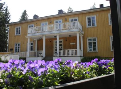 Ahola ulkoa. Kuva: Järvenpään taidemuseo.