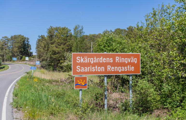 Saariston Rengastien kyltti.