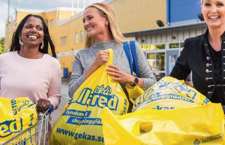 Kolme iloista shoppailijaa Gekås Ullaredin edessä.